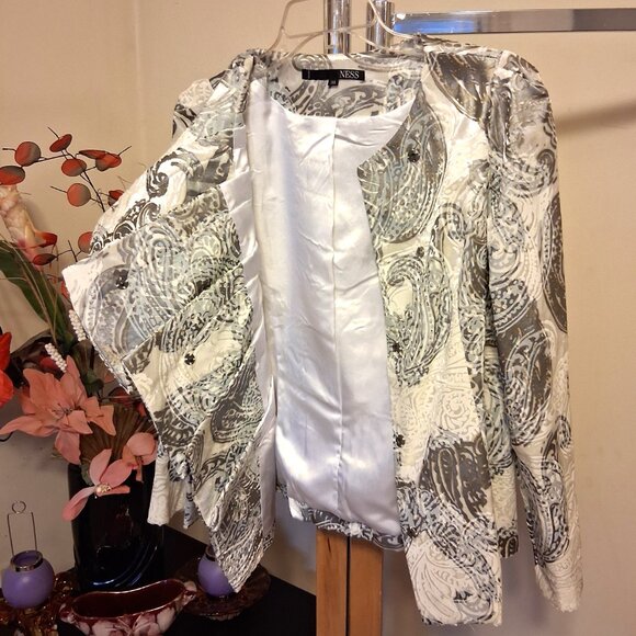 NWOT NESS Women’s Unique Design Well Tailored Light Gray White Printed Jacket 8 - Picture 8 of 10